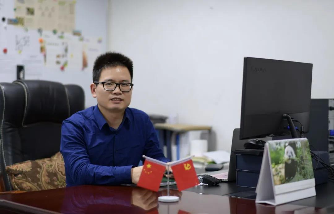 【“五一劳模谈”系列报道之三】扎根生产一线的人才工匠🔤、劳动模范———记星湖科技技术中心副主任、高级工程师蔡友华
