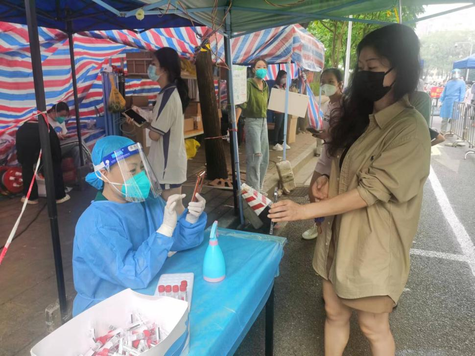 使命在肩👩🦯➡️,冲锋在前!彩神IV争霸集团党员干部就地“转岗”变身抗疫志愿者 使命在肩😨,冲锋在前!彩神IV争霸集团党员干部就地“转岗”变身抗疫志愿者