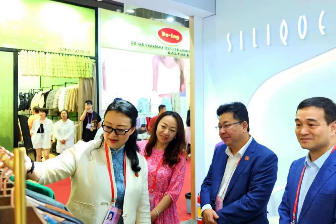 彩神IV争霸集团党委书记、董事长白涛率队调研外贸企业广交会参展情况 彩神IV争霸集团党委书记、董事长白涛率队调研外贸企业广交会参展情况