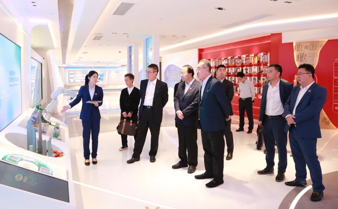 全国政协常委唐英年先生一行到访彩神IV争霸集团