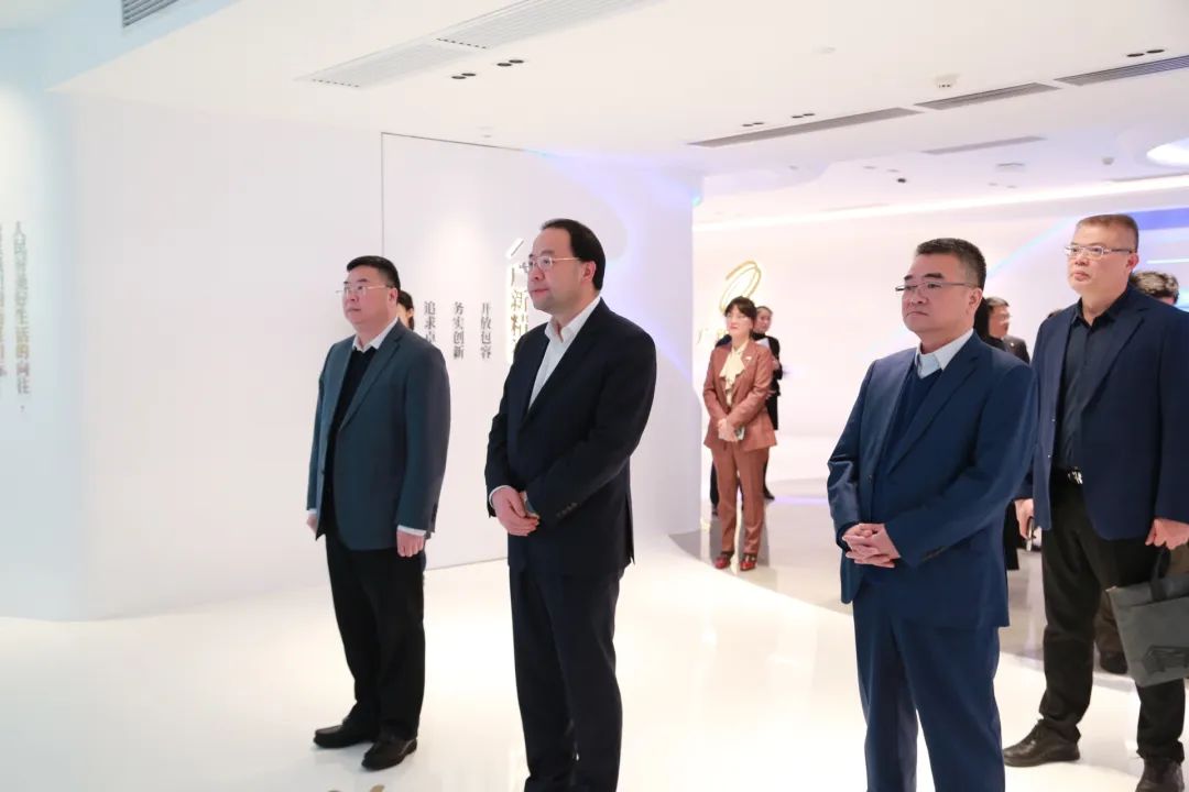 建设银行广东省分行党委书记、行长张伟煜一行到访彩神IV争霸集团 建设银行广东省分行党委书记、行长张伟煜一行到访彩神IV争霸集团